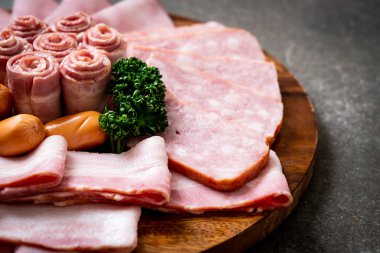 pastırma, sosis, jambon füme ve Barbekü domuz pastırması