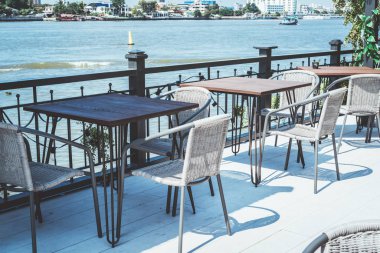 boş açık veranda masa ve sandalye restoranda