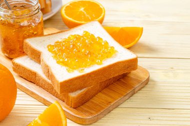 Portakal reçelli ekmek dilimleri 