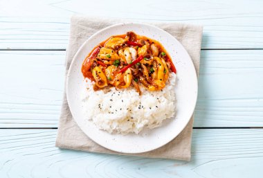 tavada kızartılmış ahtapot veya kalamar ve Korece baharatlı (osam bulgogi yapıştırmak