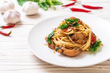 tavuk ve fesleğen ile karıştırın-kızarmış spagetti