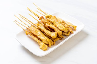 Domuz Satay-ızgara domuz fıstığı sosu veya tatlı ile servis ve 