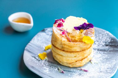 bal ve tereyağı ile pancake