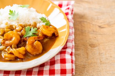 Pirinç Köri soslu karides