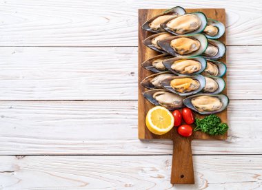 Ahşap tahta üzerinde taze midye