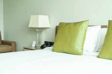 Yatak odasının iç tarafında yastık ve yatak dekorasyonu.