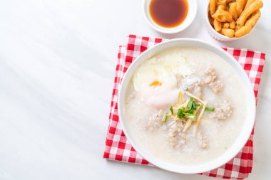 kase kıyılmış domuz eti ile pirinç çorbası 