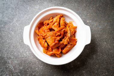 kimchi ile tavada kızartılmış domuz eti