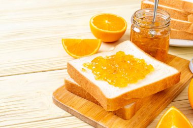 Portakal reçelli ekmek dilimleri 