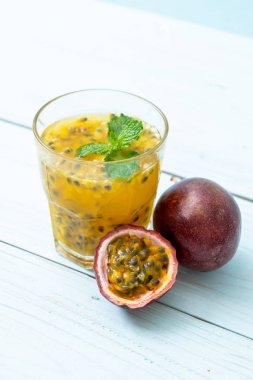 taze ve buzlu tutku meyve suyu