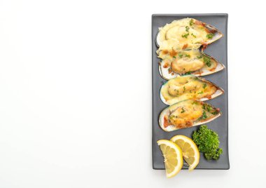 Peynirli taze midye. 