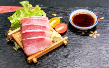 Soya soslu taze Hamaji Çiğ Sashimi
