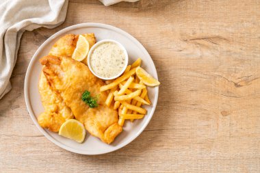 Kızartmalı balık ve patates kızartması.