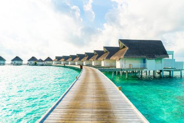 plaj ve deniz ile tropikal Maldivler tatil otel ve ada