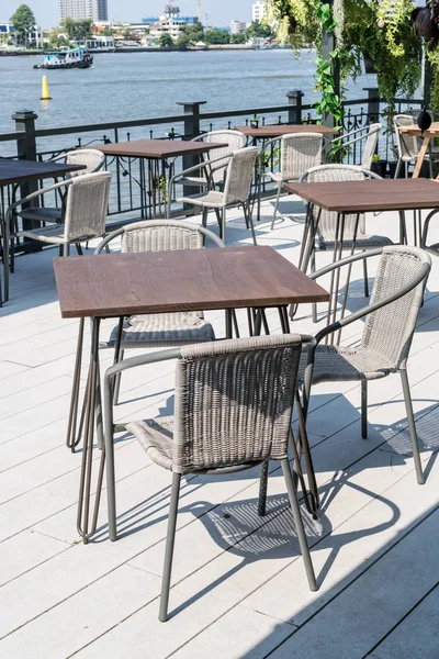 boş açık veranda masa ve sandalye restoranda