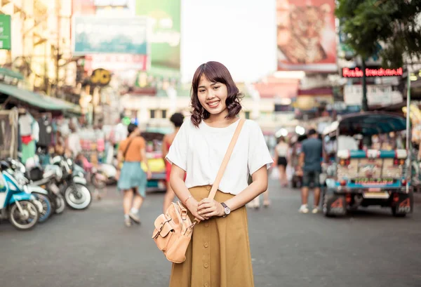 Mulher asiática feliz e bonita viajando em Khao Sarn Road, Tha — Fotografia de Stock