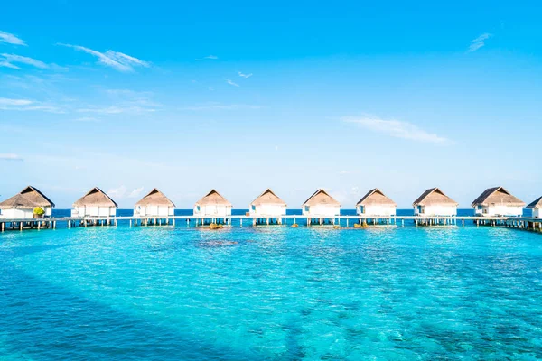 美しい熱帯モルディブのリゾートホテルと島とビーチ — ストック写真