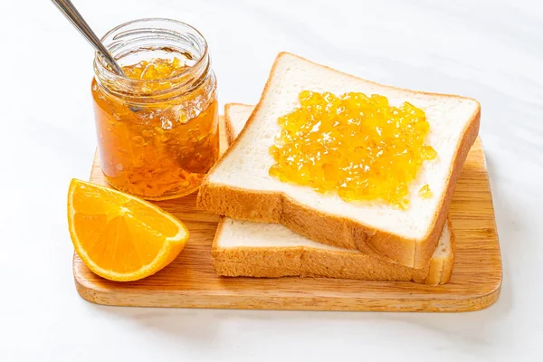 Plátky chleba s pomerančovou marmeládou — Stock fotografie