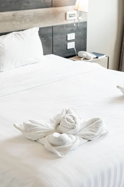 Bela toalha na cama — Fotografia de Stock