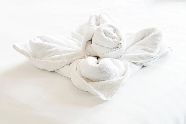 Красивое полотенце на кровати — стоковое фото