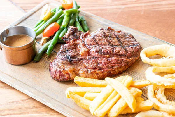 Filete de res medio raro con verduras y papas fritas — Foto de Stock