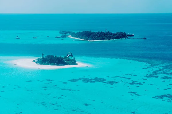 Мальдивские острова вид сверху из окна самолета — стоковое фото