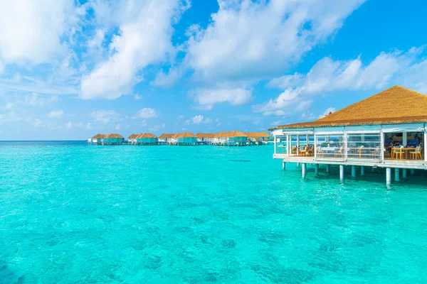 Tropicale Maldive resort hotel ed isola con spiaggia e mare per — Foto Stock