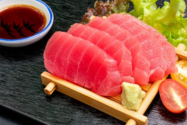 Sashimi cru au thon frais avec sauce soja — Photo