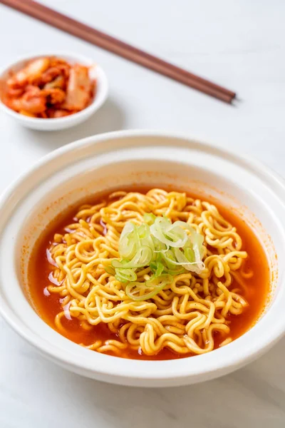 Tagliatelle istantanee speziate coreane con kimchi — Foto Stock