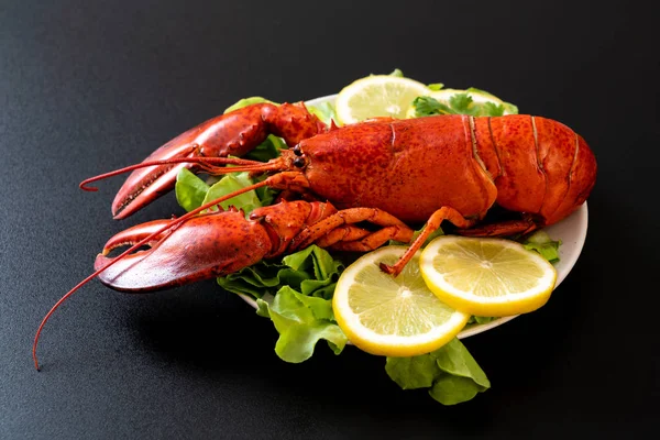 煮龙虾配蔬菜和柠檬 — 图库照片