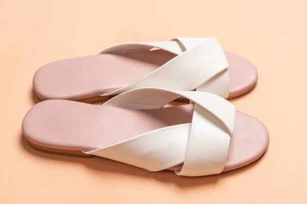 Sandálias de couro feminino e feminino — Fotografia de Stock