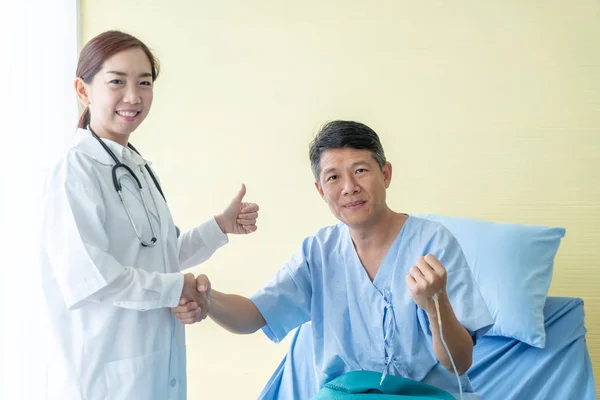 Asiática médico feminino no hospital ou clínica dando um aperto de mão — Fotografia de Stock