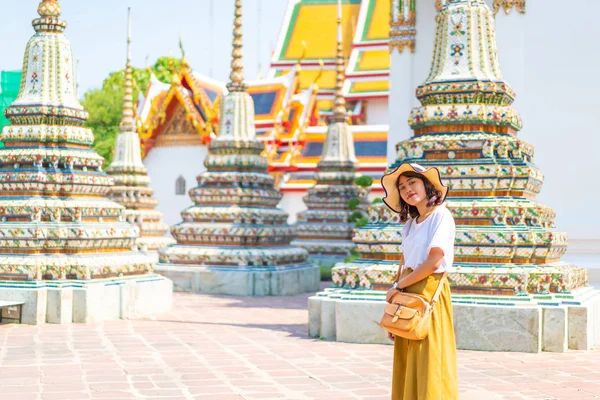 Happy Asian Woman Travel at temple in Thailand — Stock Photo, Image