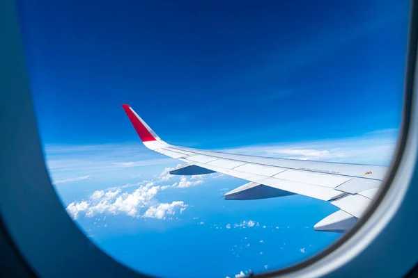 Nuvens e céu como visto através da janela de uma aeronave — Fotografia de Stock