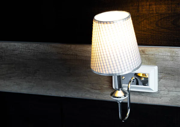 โคมไฟส่องแสงในห้องนอน — ภาพถ่ายสต็อก