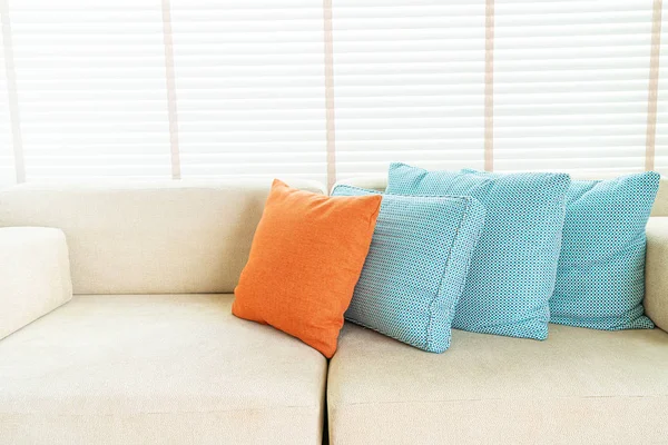 Almohada en la decoración de sofá y silla en la sala de estar — Foto de Stock