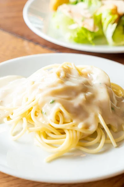 Espaguetis con salsa de crema blanca — Foto de Stock