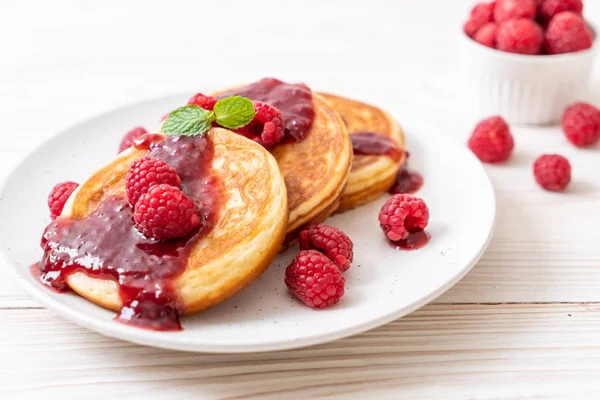 Crêpe aux framboises fraîches et sauce aux framboises — Photo