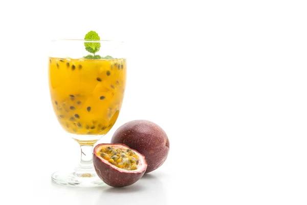 Fräsch och iced passionsfrukt juice — Stockfoto