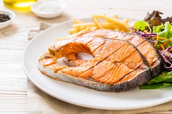 Filet de steak de saumon grillé avec frites — Photo