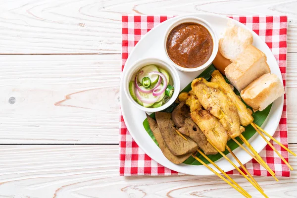 Fläsk satay med din jordnötssås och pickles som är cucumbe — Stockfoto