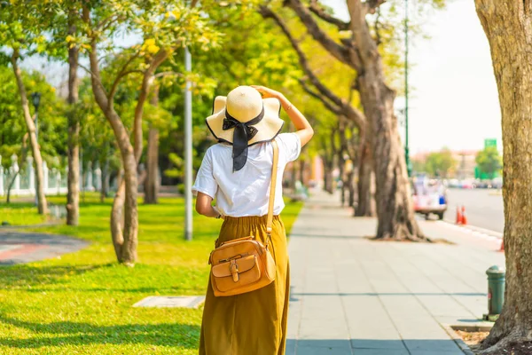 Mulher asiática feliz viagens na Tailândia — Fotografia de Stock