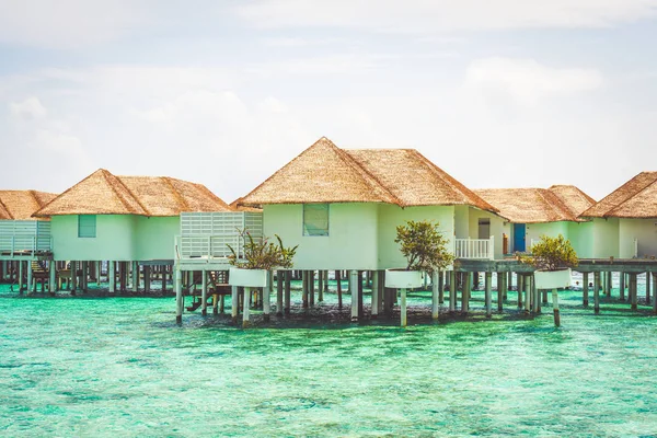 Linda tropical Maldivas resort hotel e ilha com praia a — Fotografia de Stock