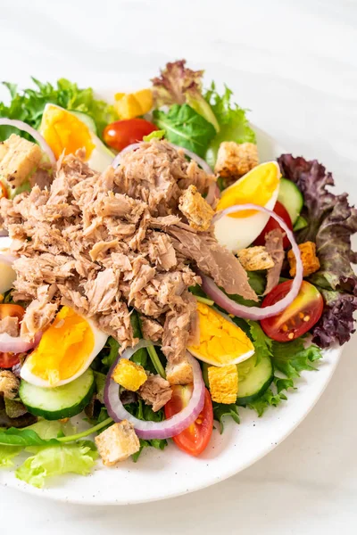 Atum com salada de legumes e ovos — Fotografia de Stock