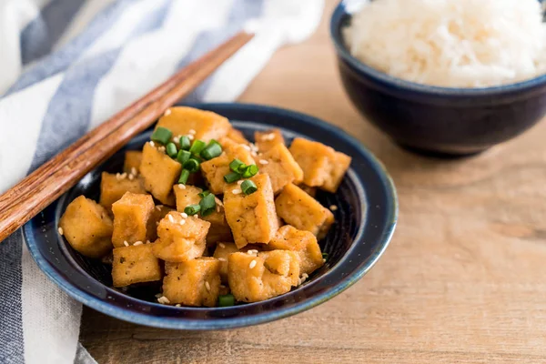 Tofu frito em uma tigela com gergelim — Fotografia de Stock