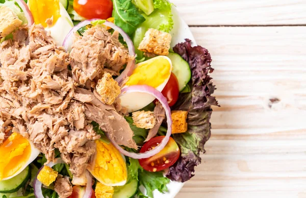 Atum com salada de legumes e ovos — Fotografia de Stock