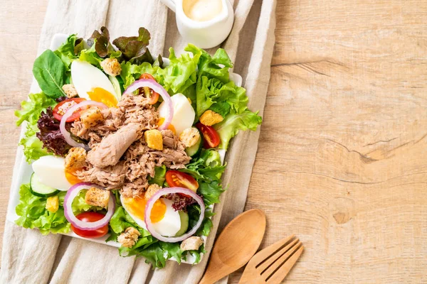 Atum com salada de legumes e ovos — Fotografia de Stock