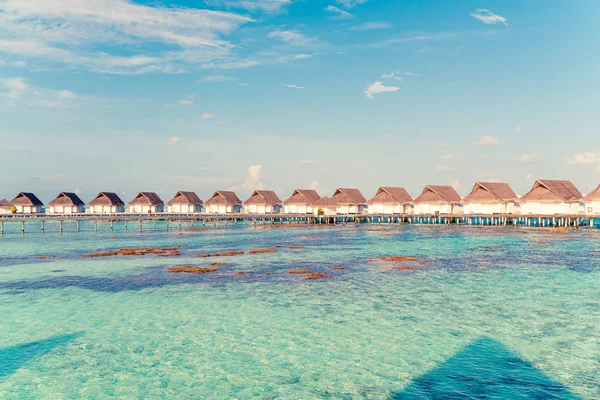 Plaj ile güzel tropikal Maldivler tatil oteli ve ada — Stok fotoğraf