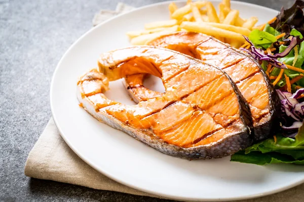 Filet de steak de saumon grillé avec frites — Photo