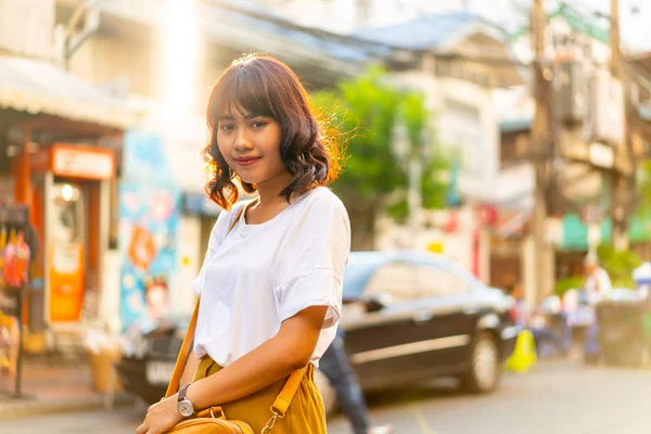 Mulher asiática feliz e bonita viajando em Khao Sarn Road, Tha — Fotografia de Stock